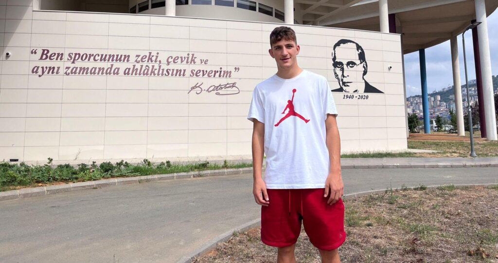 Ahmetcan Kaplan’dan Özkan Sümer Futbol Akademisi’ne ziyaret