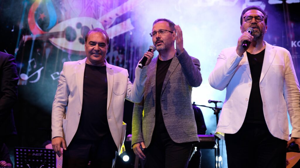 Bakan Kasapoğlu, sahnede ezgi seslendirdi