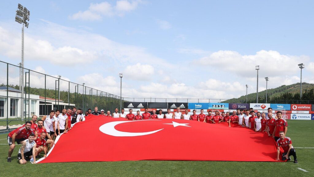 Beşiktaş haberi: İdman öncesi 30 Ağustos Zafer Bayramı kutlaması