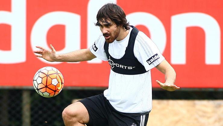 Beşiktaş’ın eski futbolcusu Veli Kavlak futbolu bıraktı