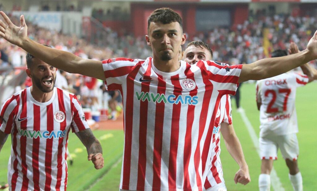 Gökdeniz Bayrakdar’dan dikkat çeken performans