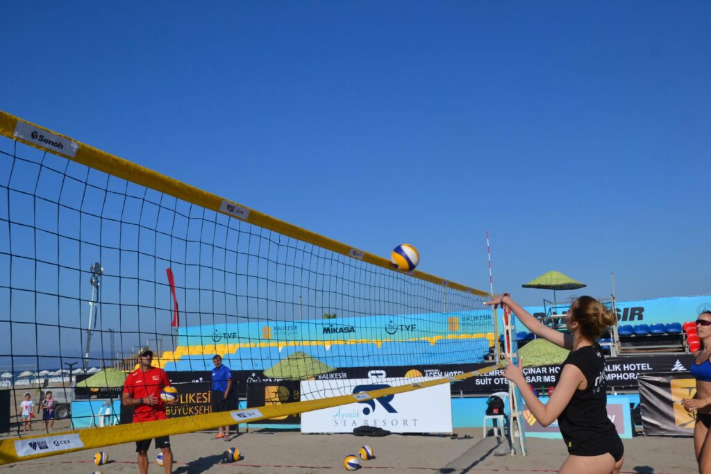 Plaj voleybolunda gençler Dikili’de buluşuyor