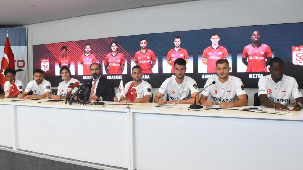Sivasspor’dan yeni transferler için imza töreni