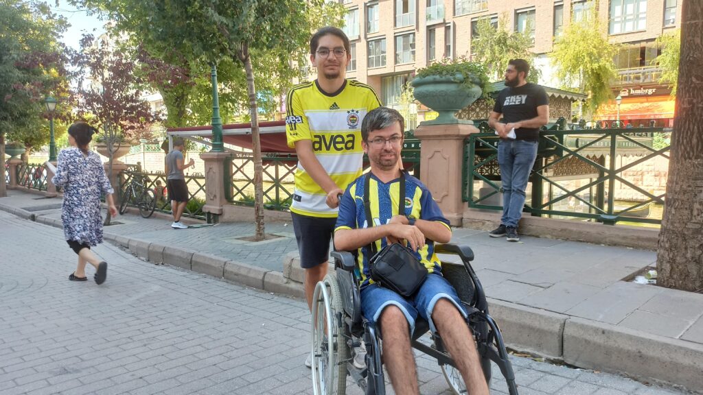 Tekerlekli sandalye ile Fenerbahçe için 350 kilometre uzaktan geldi