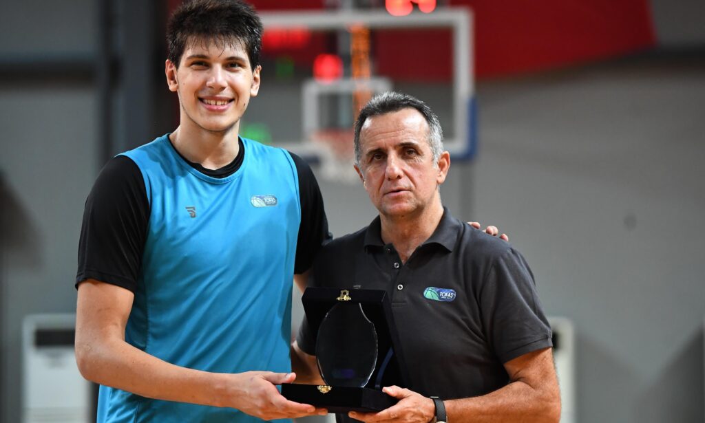 Tofaş Spor Kulübü’nden Berke Büyüktuncel’e plaket