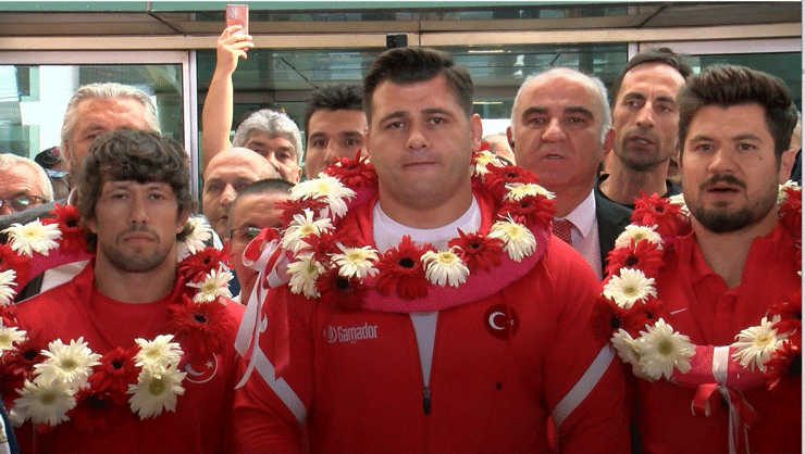 5. kez Dünya Şampiyonu olan Rıza Kayaalp’e coşkulu karşılama