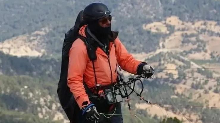 72 yaşındaki paraşütçü gençlere taş çıkartıyor