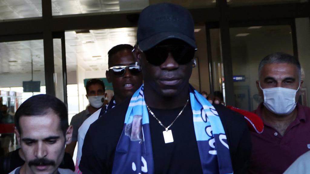 Adana’dan Mario Balotelli geçti