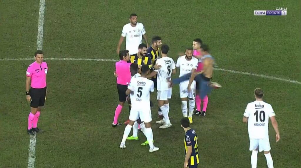 Ankaragücü taraftarından Cenk Tosun’a tekme! Maç sonu büyük olay…