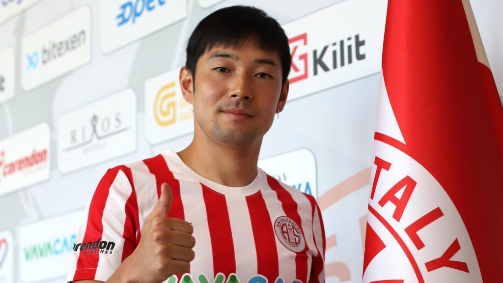 Antalyaspor’da Shoya Nakajima oyuna girer girmez kırmızı kart gördü