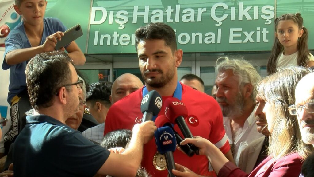 Dünya Şampiyonu Taha Akgül’e Ankara’da coşkulu karşılama