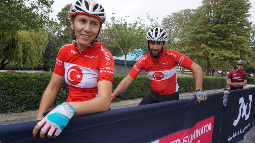 Eda-Gökay Konuk kardeşler, Dünya Kupası’nda son pedalı Paris’te çevirdi