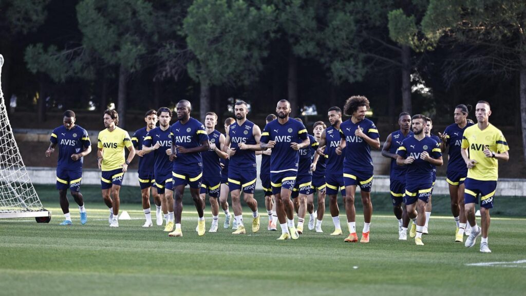 Fenerbahçe sahaya iniyor