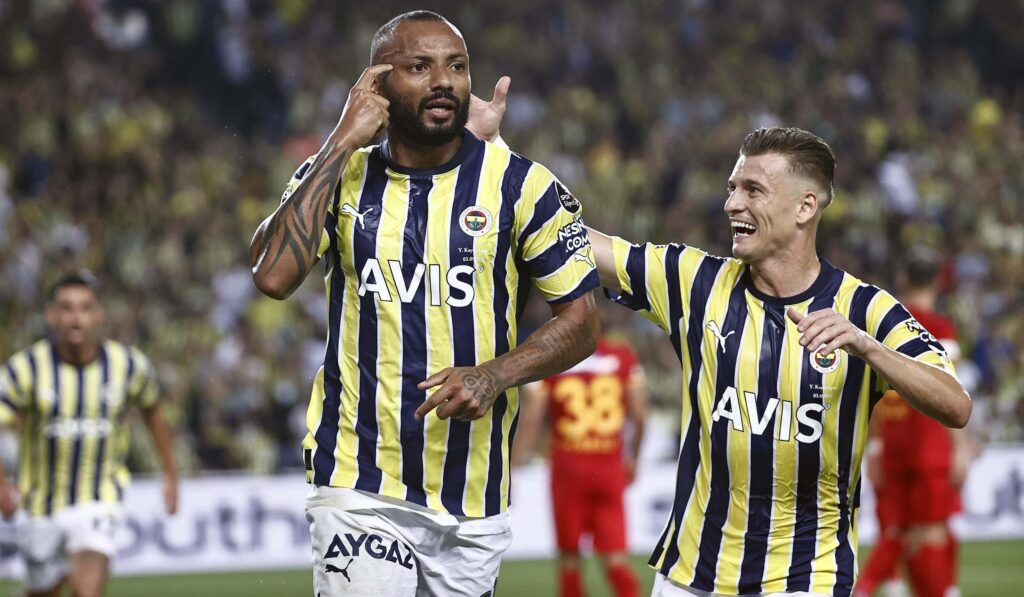 Fenerbahçe’de Joao Pedro taraftarların gönlünü fethetti