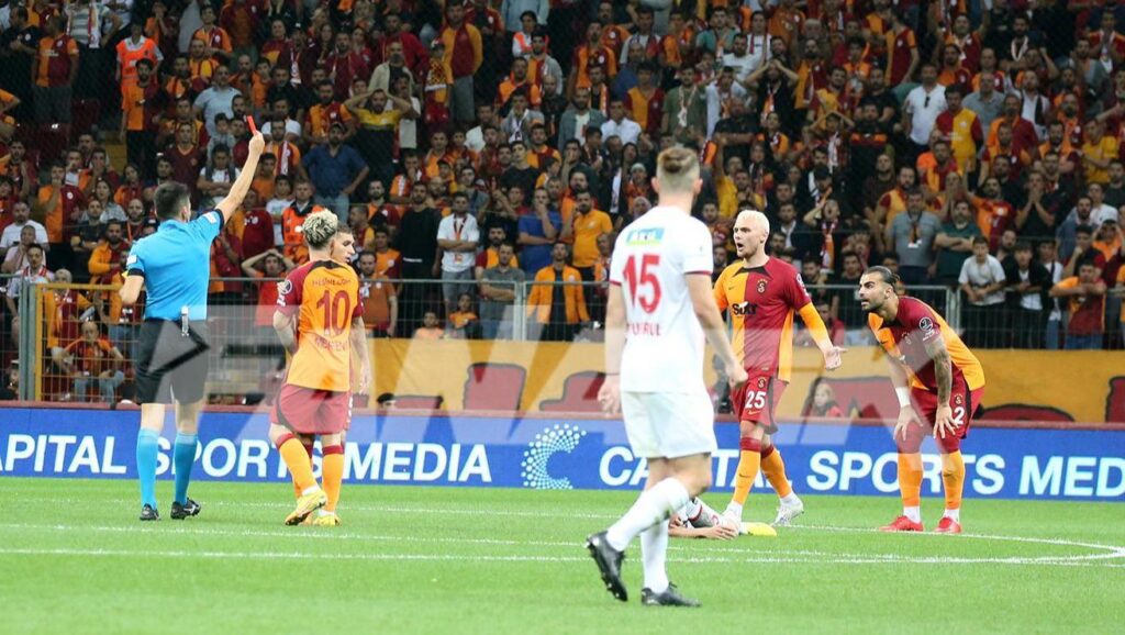 Galatasaray haberi: Abdülkerim Bardakçı’dan Süper Lig’deki ilk kırmızı kart