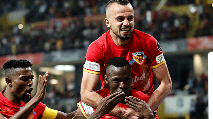 Kayserispor evinde mutlu!