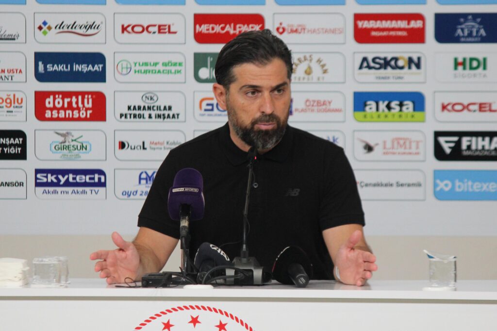 Konyaspor’da İlhan Palut’tan oyuncularına tebrik