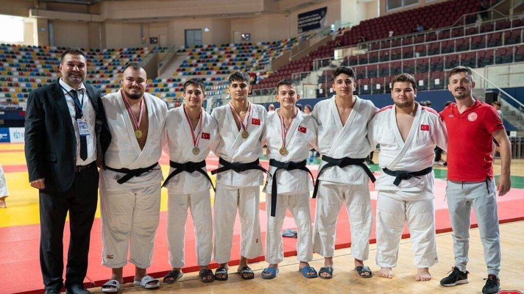 Manisa BBSK’lı judoculardan büyük başarı