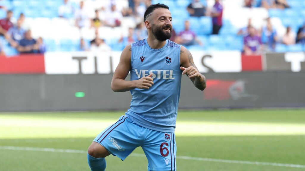 Manolis Siopis: Sahaya bir karakter koyduk