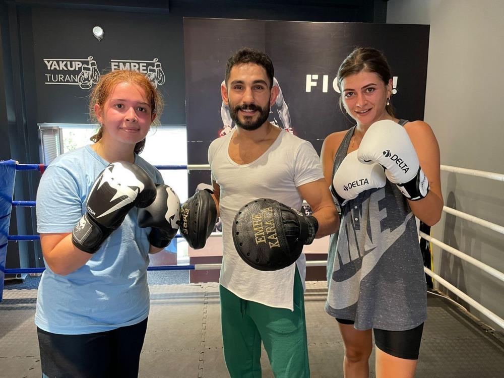 Milli dövüşçü Emre Karaca kadınların kendisini savunması için ter döküyor