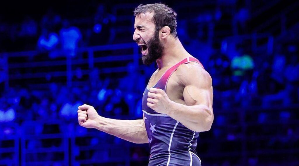 Milli güreşçi Burhan Akbudak altın madalya kazandı