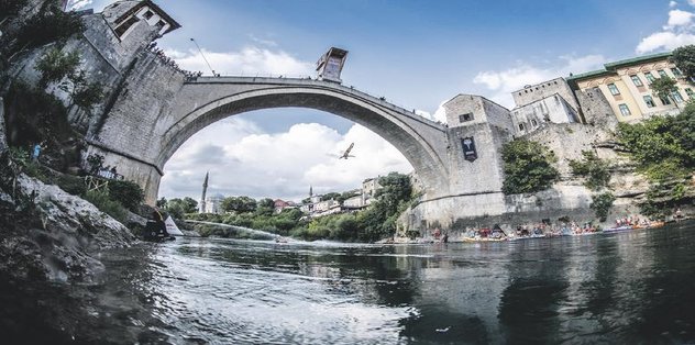 Mostar’daki atlayış şöleni nefes kesti