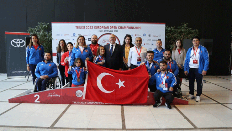 Para halterde madalya yağmuru