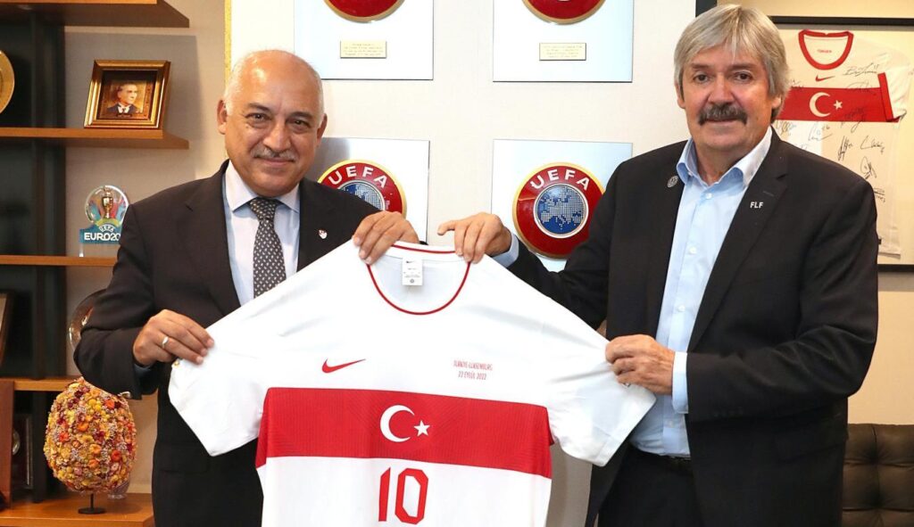 Paul Philipp’ten Başkan Mehmet Büyükekşi’ye ziyaret