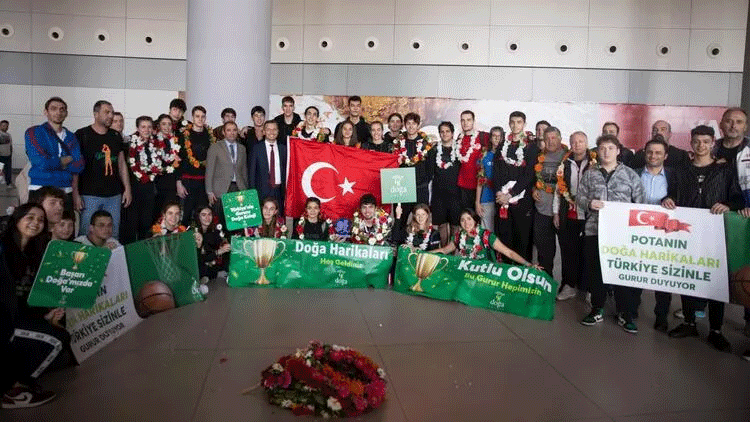 Potada büyük gurur yaşatan öğrencilere coşkulu karşılama