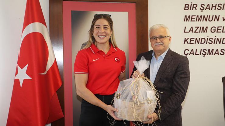 Şampiyon güreşçi Yasemin Adar Yiğit Burhaniye’ye konuk oldu