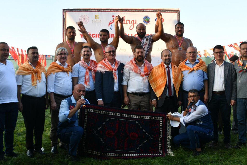 Sındırgı Güreşlerinde Yağcıbedir kemerinin sahibi Orhan Okulu oldu