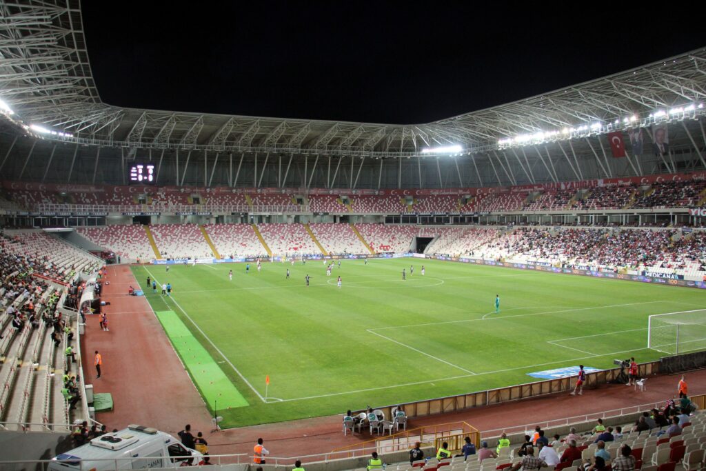 Sivasspor-Fatih Karagümrük maçını az sayıda taraftar takip etti