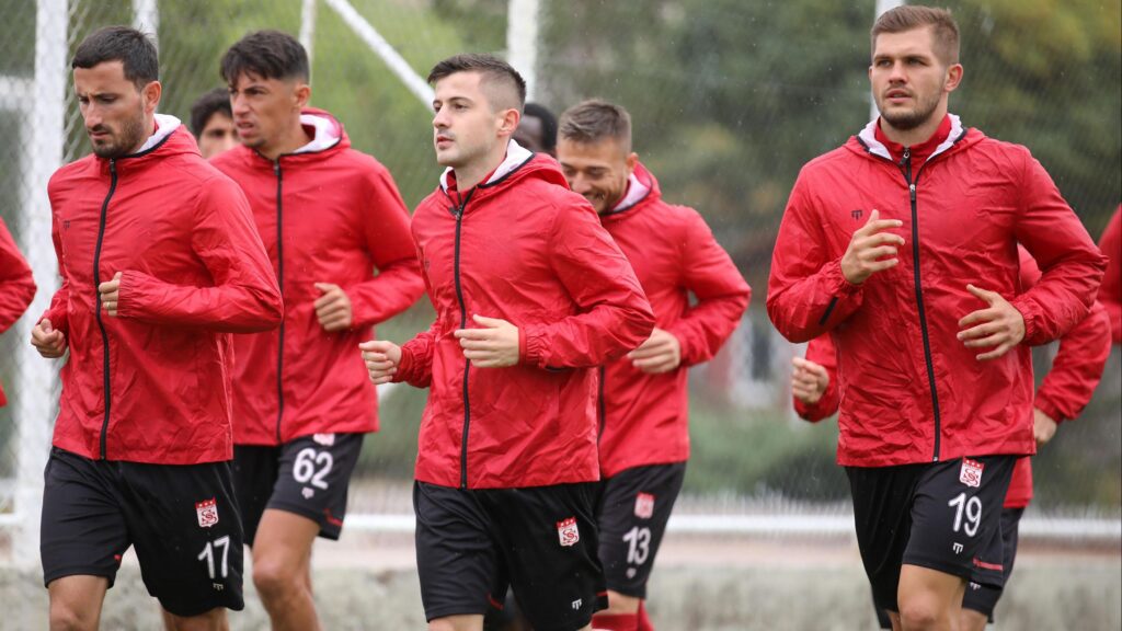 Sivasspor, sağanak altında çalıştı