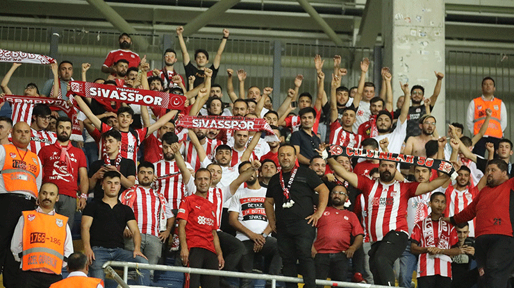 Sivasspor taraftarı, deplasmanda takımının yanında