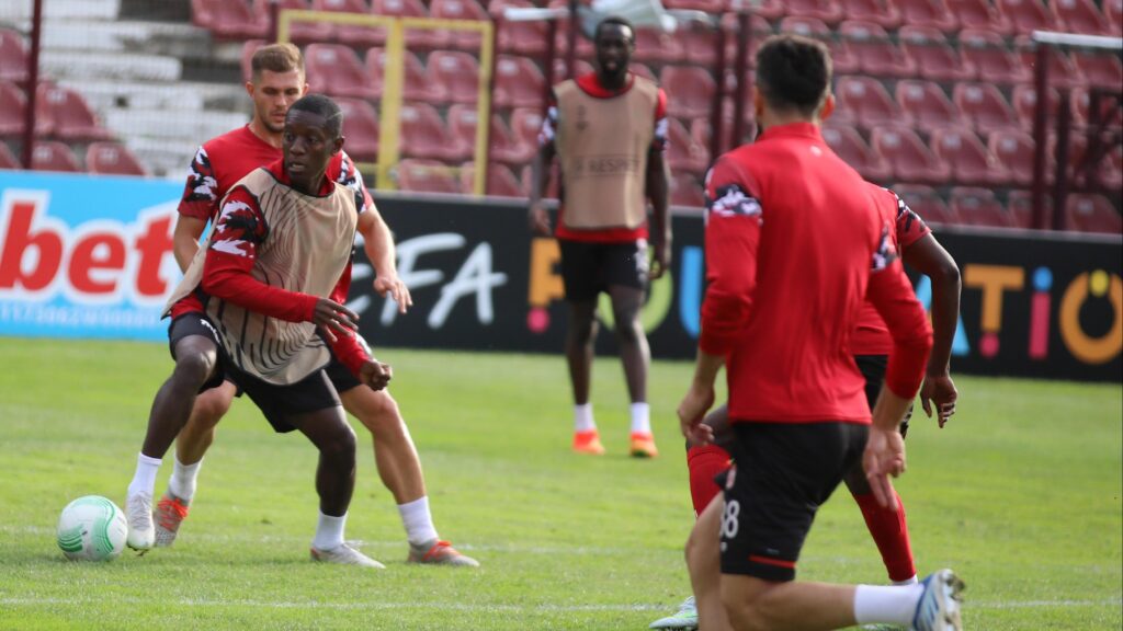 Sivasspor’un formaları Romanya’ya ulaşmadı! Rakipten forma istendi