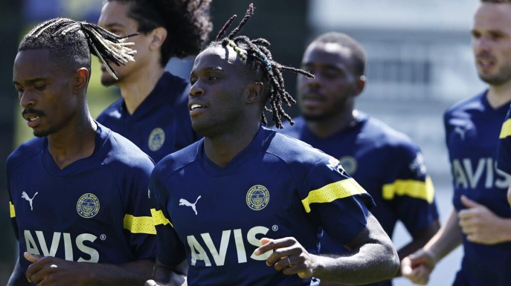 Son dakika! Fenerbahçe’de 3 isim Süper Lig kadrosuna dahil edilmedi