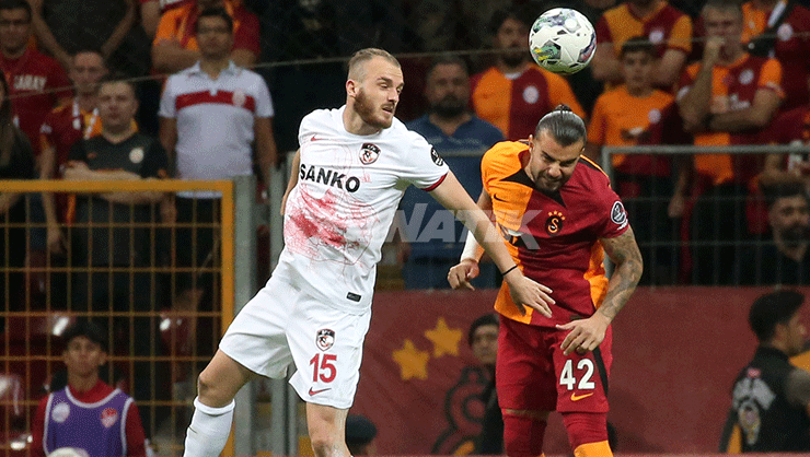 Son dakika! Galatasaray’da Abdülkerim Bardakcı kırmızı kart gördü