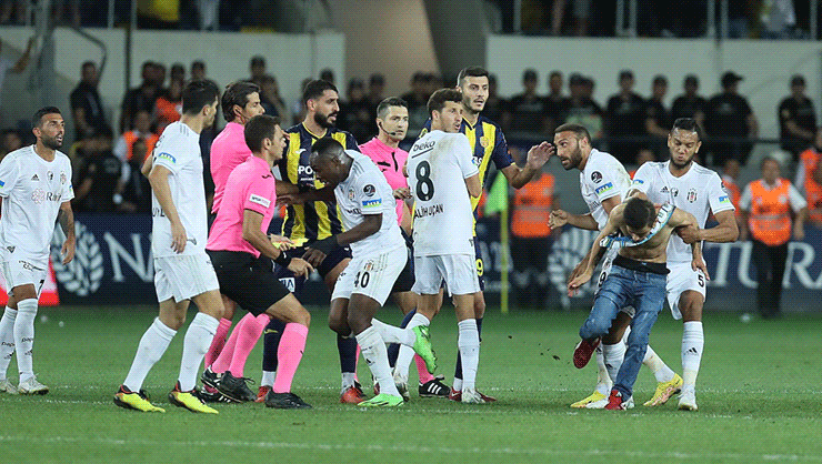 ‘VAR, Mete Kalkavan’ın görmesini sağlasaydı rezalet yaşanmazdı’