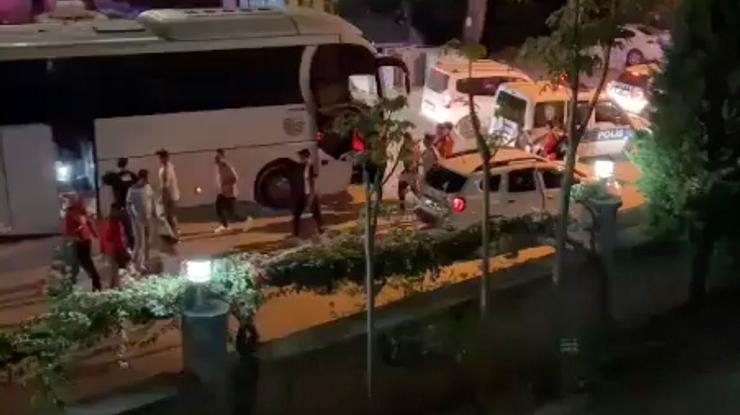 Akdeniz derbisinde taraftarlar birbirine girdi