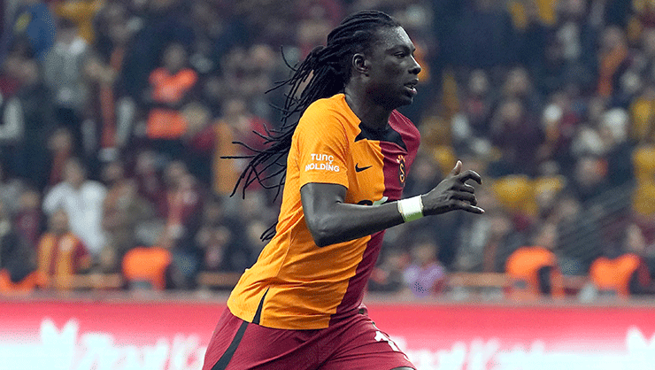 Bafetimbi Gomis, Wesley Sneijder’i yakaladı