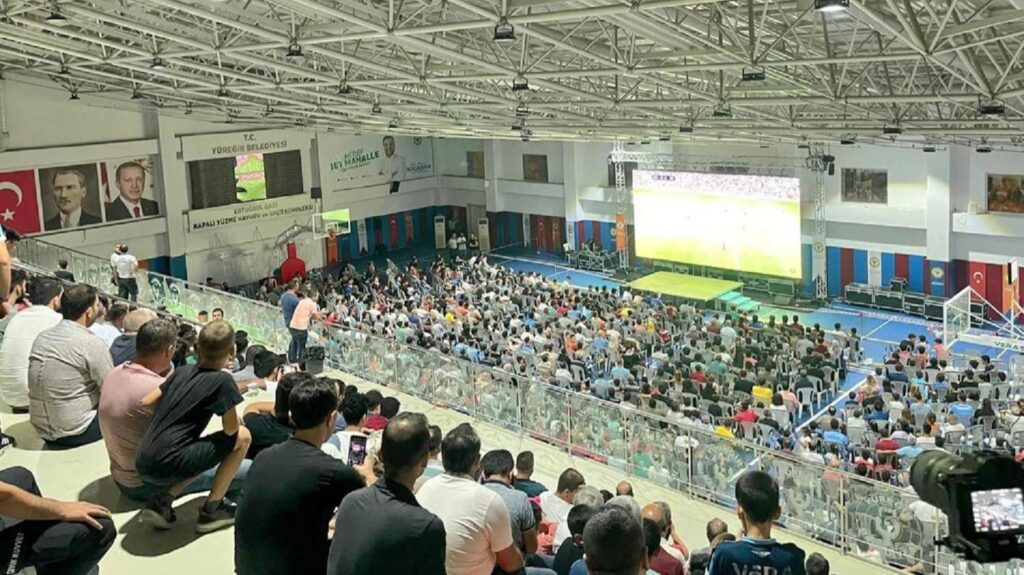 Bilet bulamayan Adana Demirspor taraftarı maçı dev ekranda izledi