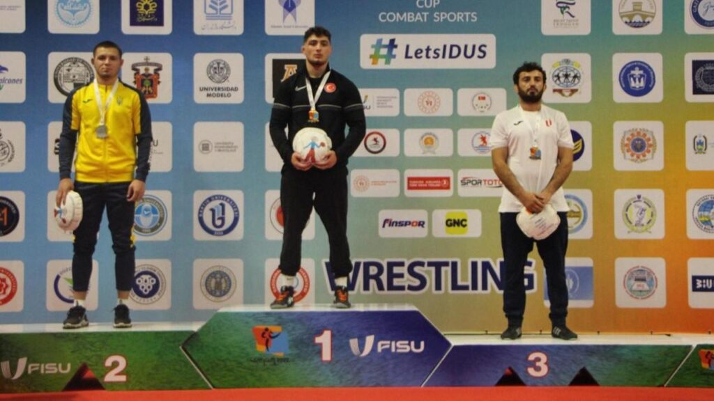 Büyükşehirli güreşçiden tarihi başarı