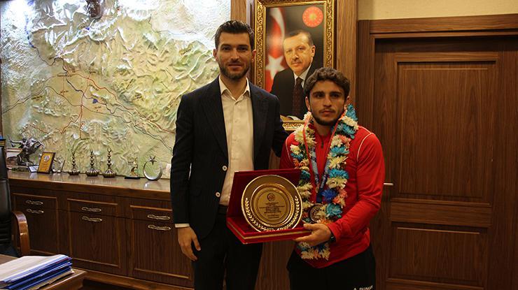 Dünya 2’ncisi güreşçi Ahmet Duman’a coşkulu karşılama