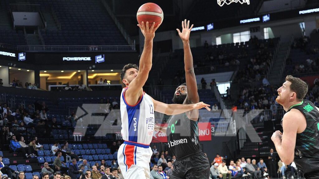 Ergin Ataman’ın atıldığı maçta Anadolu Efes, Darüşşafaka’yı yendi