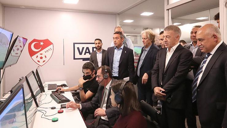 Fenerbahçe Başkanı Ali Koç: ‘‘Başkanla tavla oynayan hakem var!’