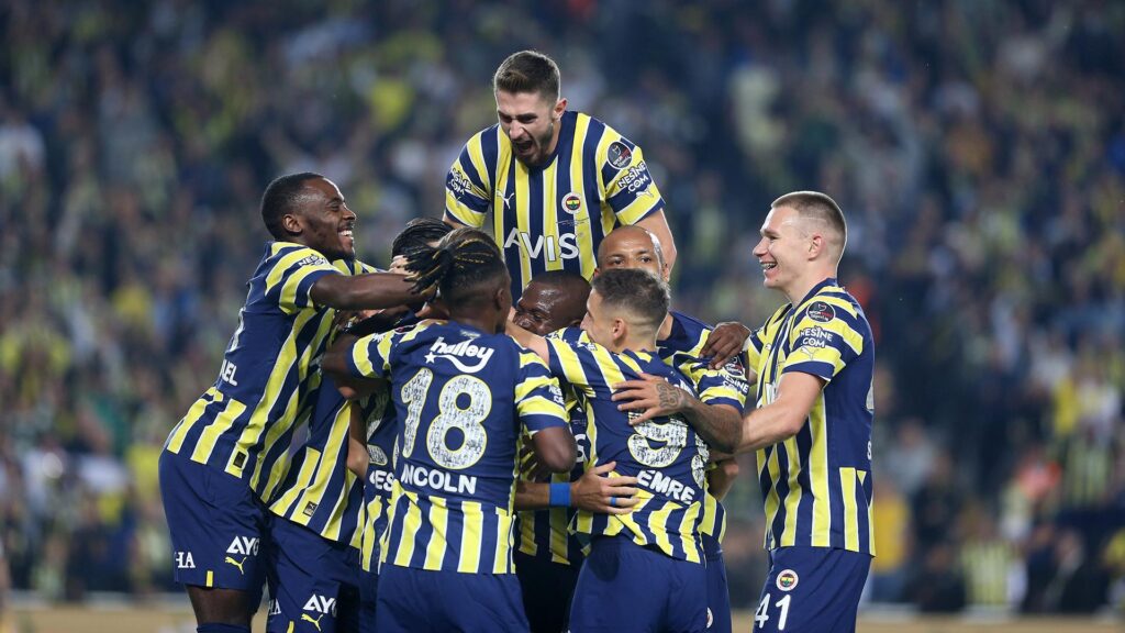 Fenerbahçe – Fatih Karagümrük maçı nefes kesti! İşte karşılaşmadan fotoğraflar… (VİDEO)