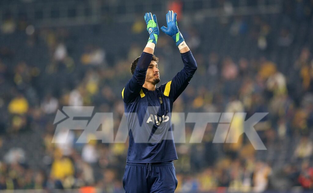 Fenerbahçe taraftarından Altay Bayındır’a destek