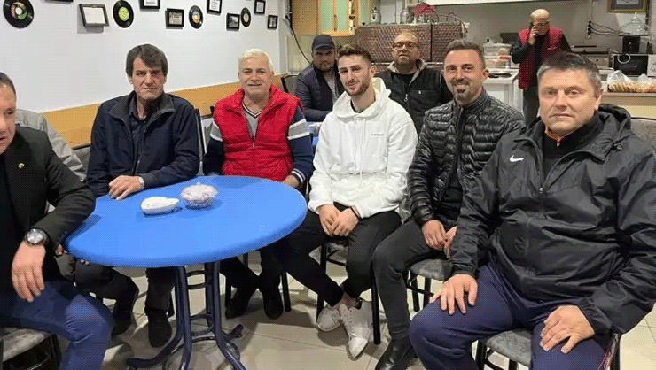 Fenerbahçeli futbolcu İsmail Yüksek’i kahvehanede görenler şaşırdı