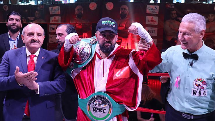 İstanbul Boğazı’ndaki boks gecesinde kazanan Serdar Avcı