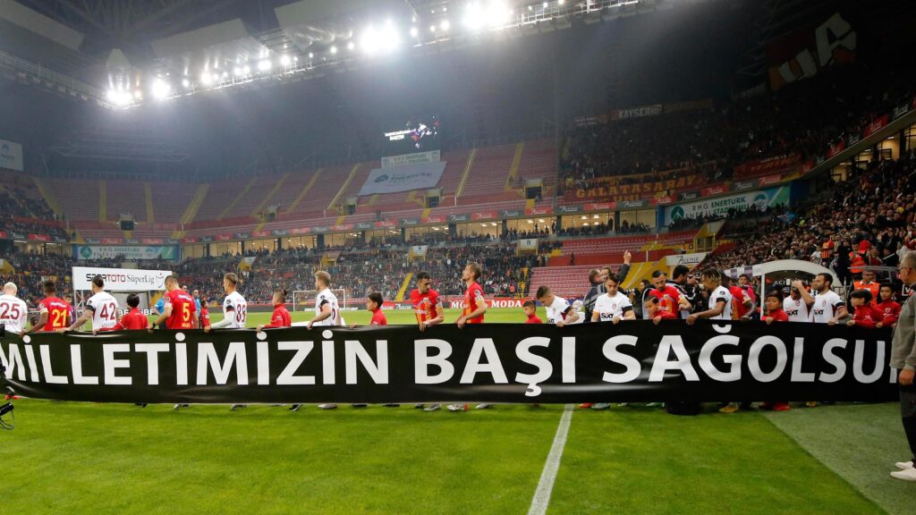 Kayserispor – Galatasaray maçında Bartın için saygı duruşu